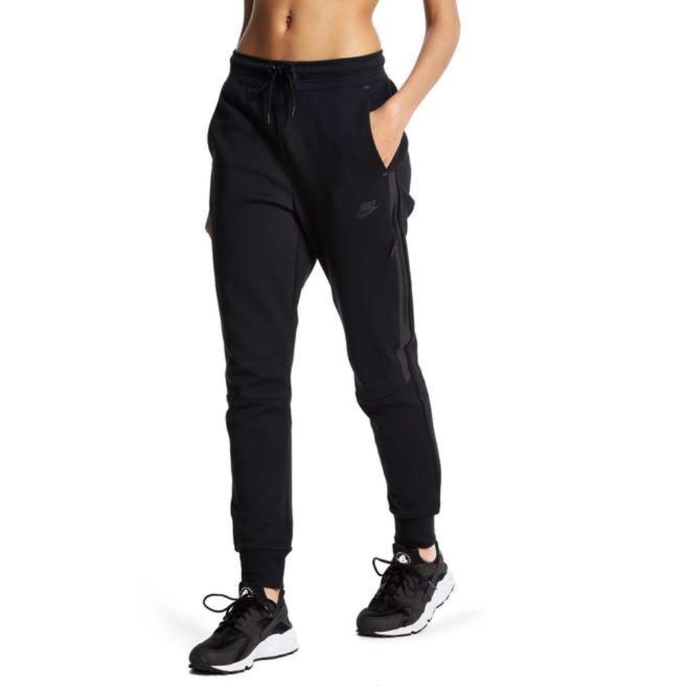Black Nike Tech Fleece Sweats (women’s)